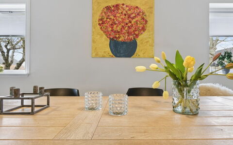 Grette - 600M from the Sea: Möbel, Flooring, Tabelle, Holz, Fussboden, Interior Design, Esszimmer, Küche & Esszimmer Tisch, Stuhl, Geschirr