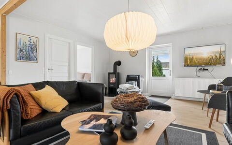 Grette - 600M from the Sea: Möbel, Interior Design, Wand, Flooring, Fussboden, Couch, Holz, Decke, Wohnzimmer, Light Fixture