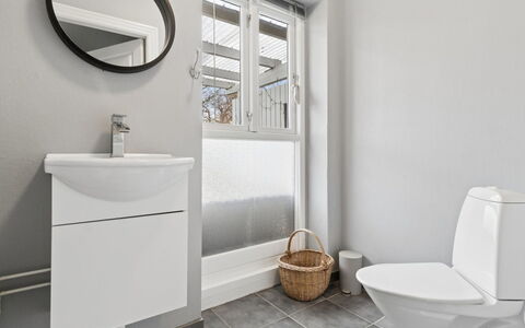 Grette - 600M from the Sea: Flooring, Fussboden, Armatur, Interior Design, Badezimmer, Sinken, Toilette, Toilleten Sitz, Installation, Zapfhahn