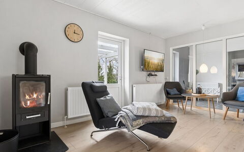 Grette - 600M from the Sea: Möbel, Flooring, Fussboden, Interior Design, Holz, Wohnzimmer, Holzboden, Zimmer, Feuerstelle, Zuhause
