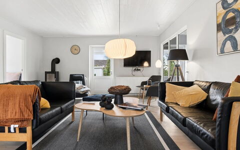 Grette - 600M from the Sea: Möbel, Interior Design, Couch, Flooring, Wand, Holz, Wohnzimmer, Fussboden, Decke, Beleuchtung
