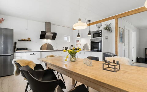 Grette - 600M from the Sea: Möbel, Flooring, Interior Design, Holz, Decke, Küche, Light Fixture, Küche & Esszimmer Tisch, Fussboden, Countertop
