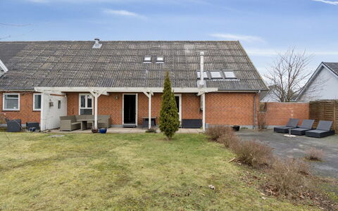 Grette - 600M from the Sea: Himmel, Dach, Haus, Wohngebiet, Zuhause, Hütte, Garten, Abstellgleis, Auffahrt