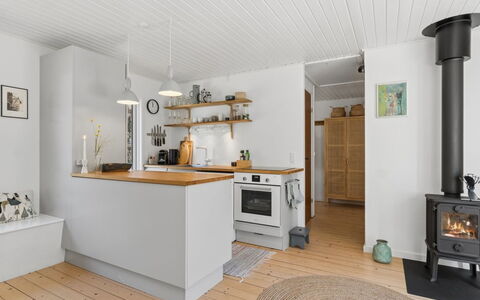 Ermelina - 150M from the Sea: Flooring, Küche, Interior Design, Holz, Fussboden, Möbel, Küchengerät, Decke, Countertop, Cabinetry