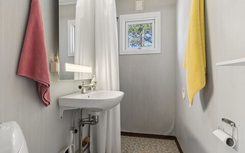 Ermelina - 150M from the Sea: Toilleten Sitz, Wand, Armatur, Interior Design, Badezimmer, Flooring, Toilette, Fussboden, Sinken, Installation
