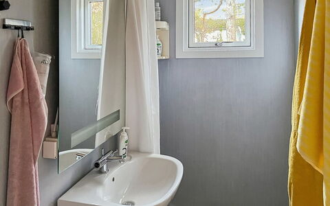Ermelina - 150M from the Sea: Badezimmer, Armatur, Wand, Interior Design, Bad Sink, Flooring, Sinken, Fussboden, Textil, Zapfhahn