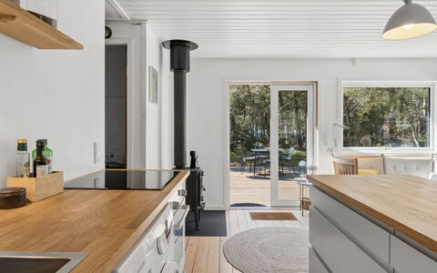 Ermelina - 150M from the Sea: Küche, Countertop, Flooring, Holz, Interior Design, Möbel, Fussboden, Küchengerät, Holzboden, Cabinetry