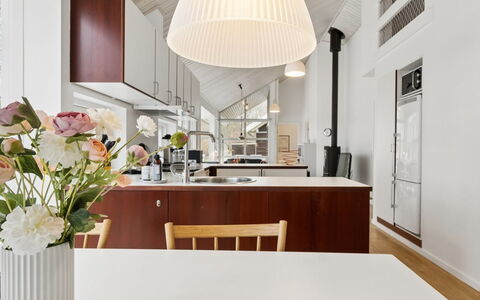 Aarre - 1Km from the Sea: Interior Design, Möbel, Flooring, Light Fixture, Decke, Holz, Küche, Fussboden, Countertop, Küche & Esszimmer Tisch