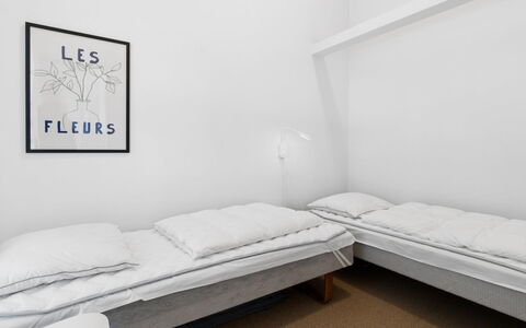 Aarre - 1Km from the Sea: Wand, Fussboden, Schlafzimmer, Interior Design, Flooring, Bett, Bettdecke, Bedding, Möbel, Bettrahmen