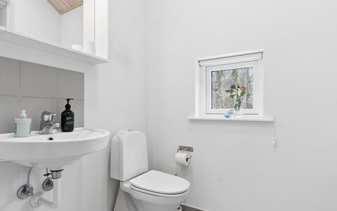 Aarre - 1Km from the Sea: Toilleten Sitz, Badezimmer, Armatur, Wand, Toilette, Flooring, Sinken, Fussboden, Interior Design, Bad Sink