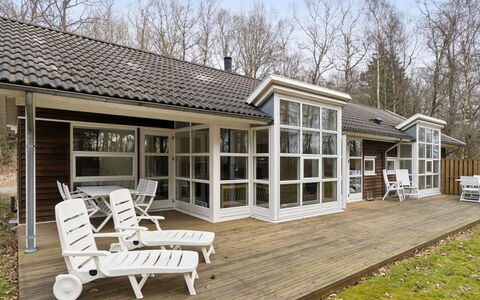 Aarre - 1Km from the Sea: Zuhause, Tür, Hütte, Estate, Abstellgleis, Veranda, Schiebefenster, Garten, Garten, Schatten