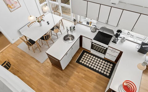 Aarre - 1Km from the Sea: Küche, Flooring, Interior Design, Holz, Küchengerät, Fussboden, Countertop, Herd, Möbel, Holzboden