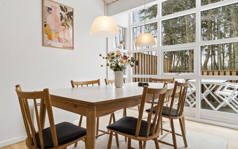 Aarre - 1Km from the Sea: Möbel, Flooring, Interior Design, Esszimmer, Fussboden, Holz, Tabelle, Stuhl, Küche & Esszimmer Tisch, Holzboden