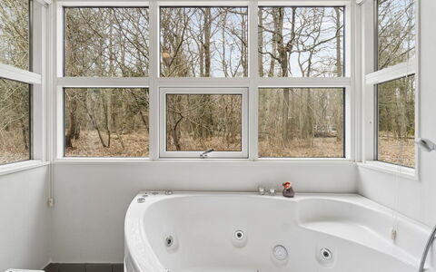 Aarre - 1Km from the Sea: Badewanne, Armatur, Interior Design, Badezimmer, Flooring, Decke, Installation, Fussboden, Glas, Zimmer