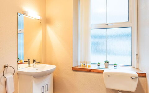 Old Stable & Dairy Combi: Badezimmer, Flooring, Wand, Armatur, Fussboden, Interior Design, Toilleten Sitz, Toilette, Installation, Decke