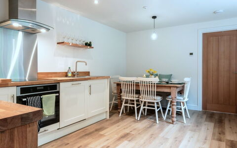 Alpine Cottage: Möbel, Interior Design, Flooring, Fussboden, Cabinetry, Holzboden, Holz, Küchengerät, Countertop, Küche