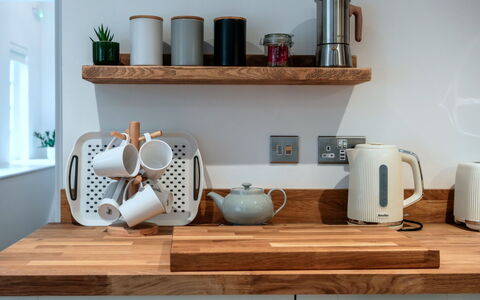 Alpine Cottage: Geschirr, Küchengerät, Küche, Interior Design, Countertop, Haushaltsgerät, Möbel, Kleingeräte