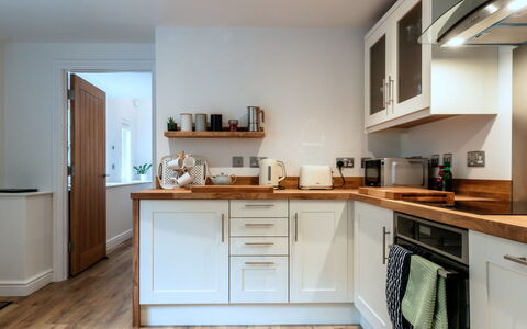 Alpine Cottage: Möbel, Countertop, Interior Design, Cabinetry, Küche, Flooring, Küchengerät, Holz, Major Appliance, Haushaltsgerät
