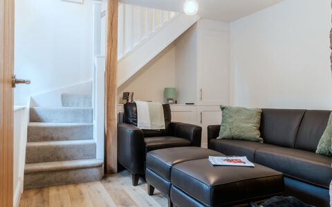 Alpine Cottage: Interior Design, Möbel, Flooring, Wand, Couch, Fussboden, Holz, Wohnzimmer, Zuhause, Decke
