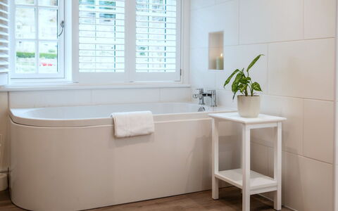 Alpine Cottage: Badewanne, Flooring, Armatur, Interior Design, Badezimmer, Fussboden, Installation, Zapfhahn, Glas, Fliese