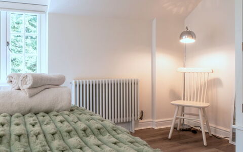 Alpine Cottage: Möbel, Interior Design, Bett, Schlafzimmer, Wand, Flooring, Fussboden, Bettdecke, Bedding, Holz