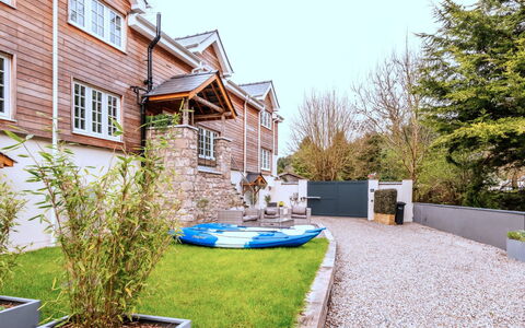 Alpine Cottage: Wohngebiet, Strauch, Zuhause, Haus, Garten, Hütte, Landscaping, Garten, Hinterhof, Estate