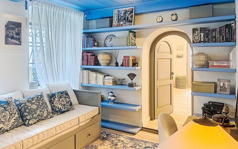 Luxury Suite 244: Möbel, Blau, Interior Design, Couch, Wand, Flooring, Fussboden, Zimmer, Decke, Zuhause