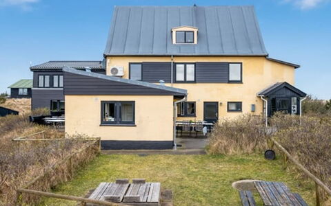 Gunhilda - 300M from the Sea: Haus, Dach, Zuhause, Hütte, Schuppen, Gartenbauten, Abstellgleis, Garten, Blockhaus, Hütte