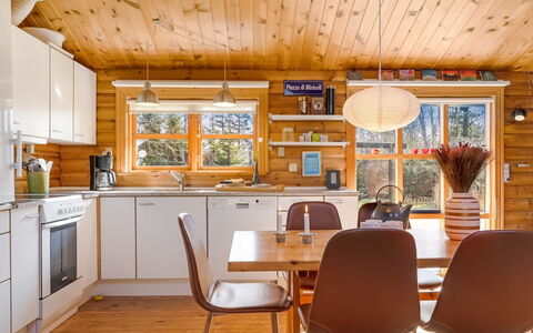 Tjarko - 690M to the Fjord: Möbel, Interior Design, Küche, Holz, Flooring, Decke, Countertop, Küche & Esszimmer Tisch, Zimmer, Light Fixture