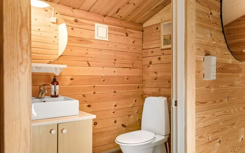 Tjarko - 690M to the Fjord: Holz, Flooring, Armatur, Fussboden, Badezimmer, Toilette, Interior Design, Badezimmerschrank, Sinken, Holzbeize