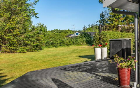 Tjarko - 690M to the Fjord: Gras, Strauch, Grundstueck, Garten, Schatten, Ground, Landscaping, Rasen, Deck, Garten