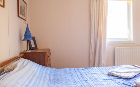 Blue Lobster: Bett, Möbel, Schlafzimmer, Bettdecke, Bedding, Wand, Holz, Fussboden, Interior Design, Linens