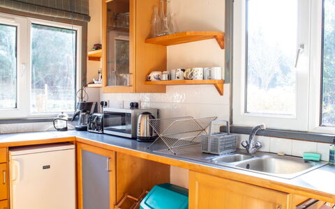 Blue Lobster: Küche, Küchengerät, Countertop, Major Appliance, Spüle, Cabinetry, Holz, Möbel, Interior Design, Haushaltsgerät