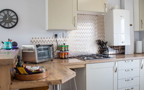 Skeabost Chalet: Küche, Küchengerät, Countertop, Möbel, Cabinetry, Major Appliance, Interior Design, Haushaltsgerät, Holz, Flooring