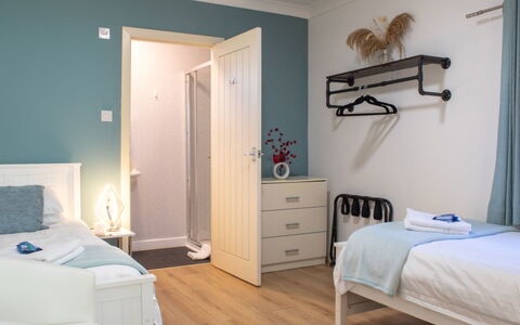 Skeabost Chalet: Möbel, Bett, Interior Design, Schlafzimmer, Bedding, Fussboden, Wand, Flooring, Bettdecke, Zimmer