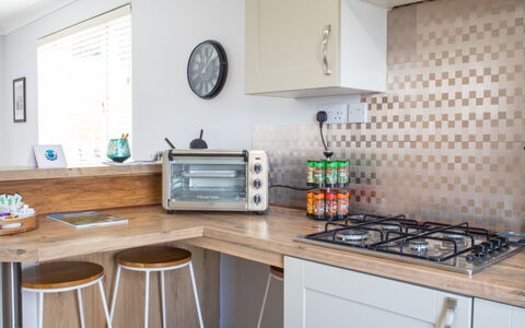 Skeabost Chalet: Küche, Küchengerät, Countertop, Major Appliance, Interior Design, Cabinetry, Möbel, Flooring, Holz, Haushaltsgerät