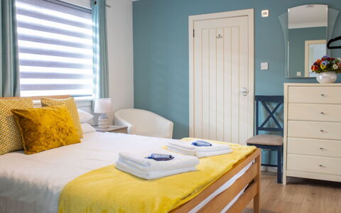 Skeabost Chalet: Möbel, Interior Design, Bett, Fussboden, Schlafzimmer, Flooring, Holz, Zimmer, Linens, Decke