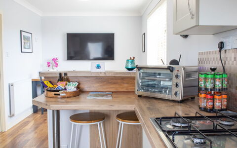 Skeabost Chalet: Möbel, Küche, Countertop, Küchengerät, Interior Design, Major Appliance, Flooring, Cabinetry, Holz, Haushaltsgerät