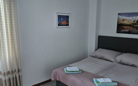 The Heritage Home: Möbel, Schlafzimmer, Bett, Interior Design, Fussboden, Holz, Bettdecke, Flooring, Zimmer, Bedding