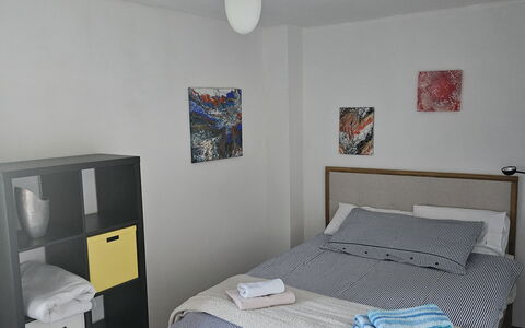 The Heritage Home: Möbel, Bett, Schlafzimmer, Bedding, Wand, Interior Design, Bettdecke, Fussboden, Zimmer, Linens