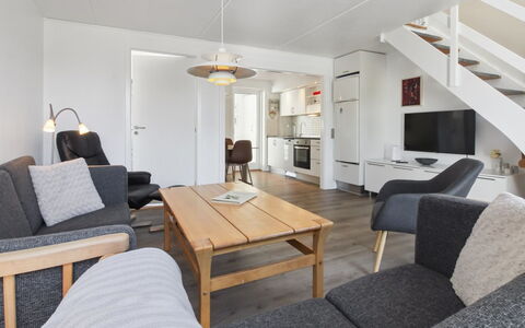 Amlethus - 2.3Km from the Sea: Flooring, Möbel, Fussboden, Interior Design, Zuhause, Wohnung, Couch, Decke, Wohnzimmer