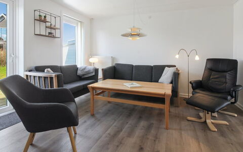 Amlethus - 2.3Km from the Sea: Möbel, Interior Design, Flooring, Fussboden, Holz, Couch, Wohnzimmer, Holzboden, Decke, Tabelle