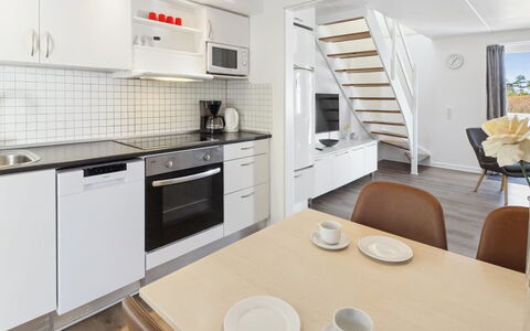 Amlethus - 2.3Km from the Sea: Flooring, Interior Design, Fussboden, Holz, Möbel, Küche, Decke, Countertop, Zimmer, Holzboden