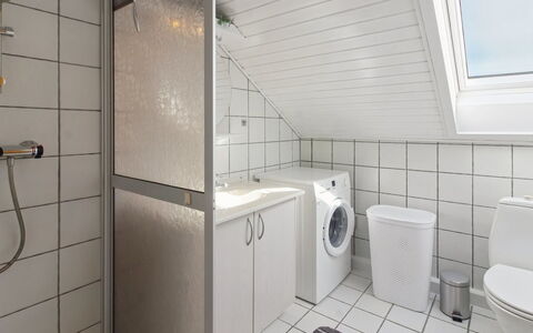 Amlethus - 2.3Km from the Sea: Flooring, Fussboden, Armatur, Interior Design, Decke, Installation, Badezimmer, Zimmer, Zapfhahn, Sinken