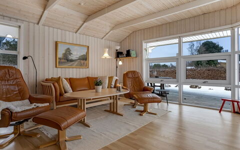 Alexis - 500M from the Sea: Möbel, Interior Design, Holz, Flooring, Decke, Fussboden, Couch, Wohnzimmer, Holzboden, Beleuchtung