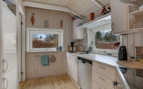 Alexis - 500M from the Sea: Holz, Küche, Countertop, Major Appliance, Holzbeize, Küchengerät, Hartholz, Sinken, Armatur, Zapfhahn