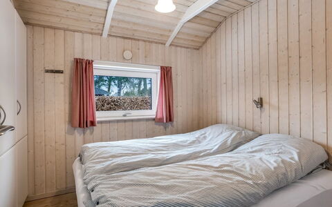 Alexis - 500M from the Sea: Holz, Schlafzimmer, Zuhause, Hartholz, Holzbeize, Planke, Bett, Bettdecke, Bedding, Bettrahmen