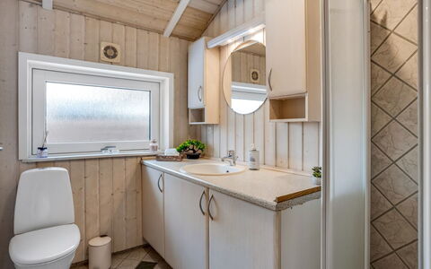 Alexis - 500M from the Sea: Holz, Armatur, Sinken, Flooring, Zapfhahn, Fussboden, Bad Sink, Installation, Badezimmerschrank, Badezimmer
