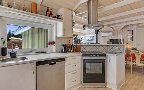 Alexis - 500M from the Sea: Küche, Countertop, Küchengerät, Holz, Flooring, Major Appliance, Interior Design, Decke, Cabinetry, Möbel