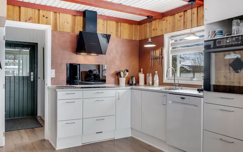 Dimo - 75M to the Fjord: Küchengerät, Küche, Major Appliance, Holz, Countertop, Interior Design, Cabinetry, Flooring, Decke, Haushaltsgerät
